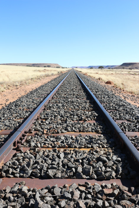 Eisenbahnschienen parallel zur B4 in Namibia