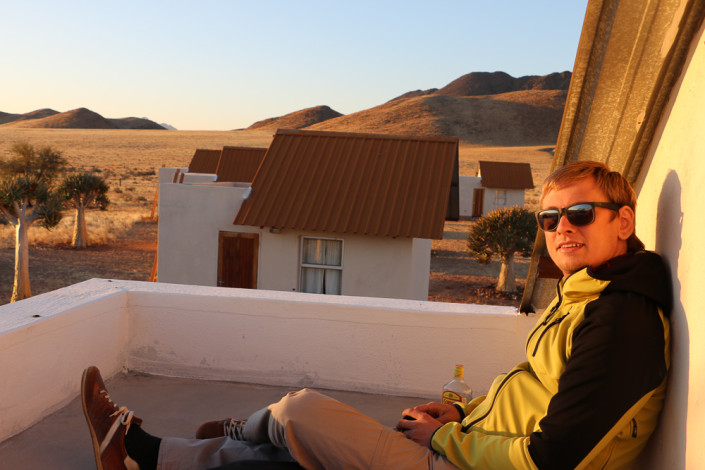 Sundowner auf dem Dach unseres Bungalows - Namibia