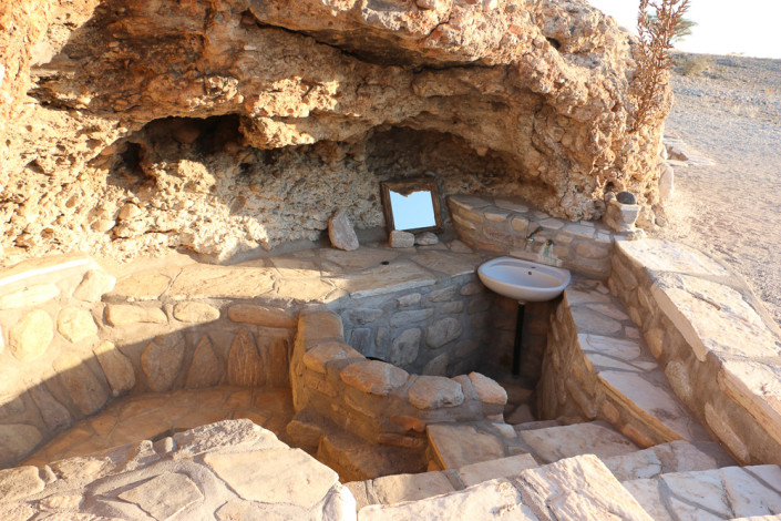 Dusche und Sanitäranlagen im Felsen integriert - Tsondab Valley Namibia