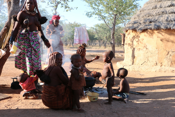Hiebas im Otjikandero Himba Orphanage Village