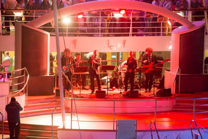 Livemusik beim auslaufen der Mein Schiff 2