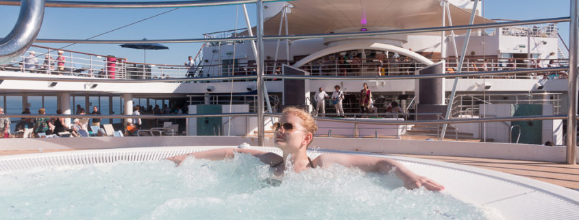 Entspannen im Whirlpool der Mein Schiff 2