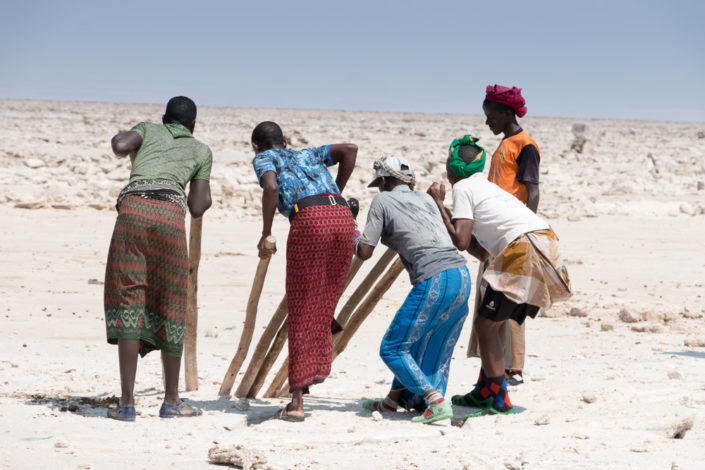 Arbeiter stemmen Salz in der Danakil