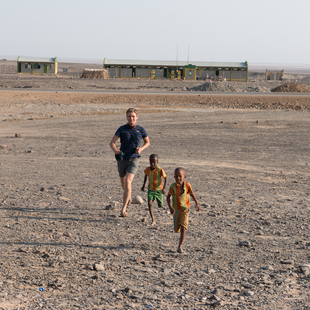 Kinder aus dem Dorf Hamed Eta laufen mit Dirk um die Wette