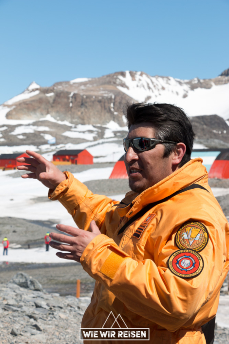 Guide erzählt uns über das Leben auf einer Antarktis Station