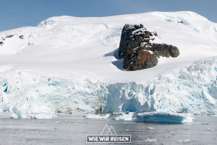 Felsformation ragt inmitten des Gletschers empor