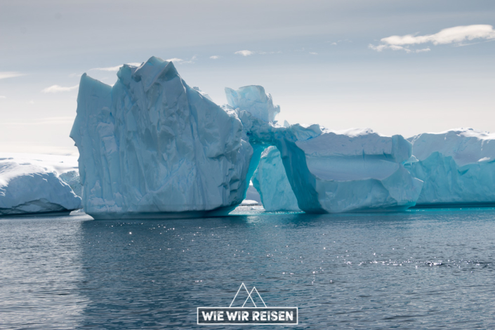 Wunderschöner Eisberg in der Bucht von Cuverville Island