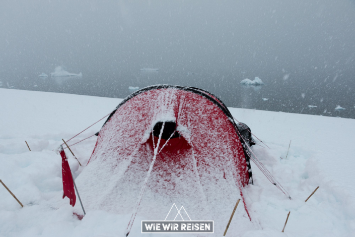 eingeschneites Zelt in der Antarktis