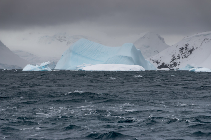 Großer Eisberg in der Ferne